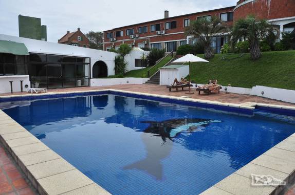 A bela piscina do nosso hotel em La Pedrera, no litoral do Uruguai